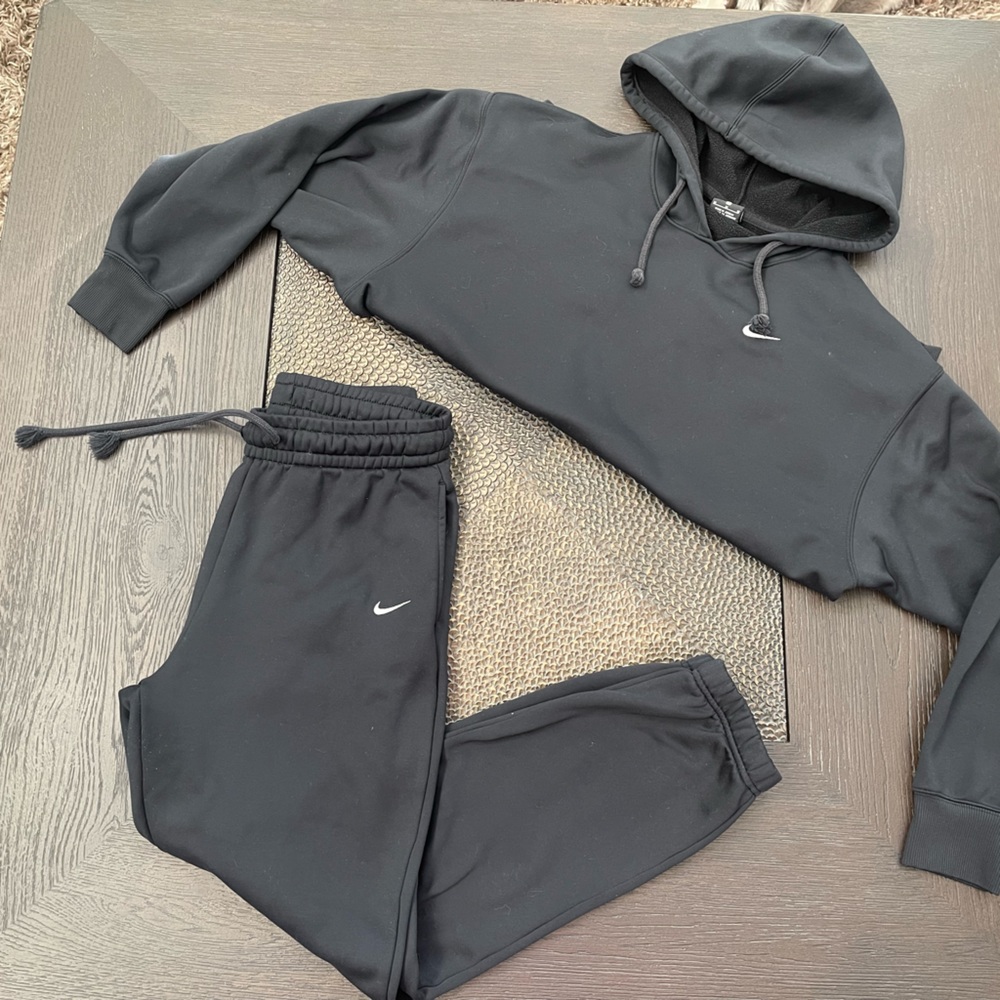Women’s Nike sweatsuit